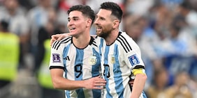 "Julian Alvarez è il figlio di Messi", l'assurda teoria che gira sui social. Ci sono le prove