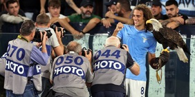 Guendouzi esulta sotto la curva della Lazio con l'aquila dopo la vittoria contro il Torino