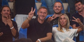 Totti e Noemi Bocchi in tribuna insieme a Isabel per vedere Genoa-Roma