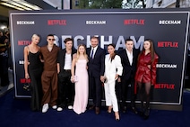 Beckham sul red carpet con Victoria e tutta la famiglia (allargata): li riconoscete tutti?