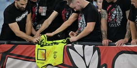 Roma-Slavia Praga shock, la pettorina insanguinata dello steward esposta dai tifosi cechi