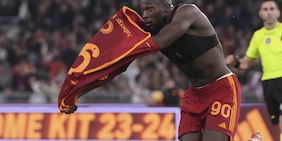 Roma, dall'inferno al paradiso. L'esultanza sfrenata di Lukaku sotto la Sud al 96'