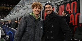 Sinner tifa Milan a San Siro: l'abbraccio con Ibrahimovic prima della Champions