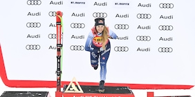 Sofia Goggia e l'inchino sul palco dopo la vittoria a St.Moritz