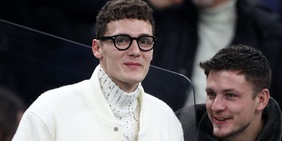 Pavard in tribuna per Inter-Udinese: il look total white diventa virale