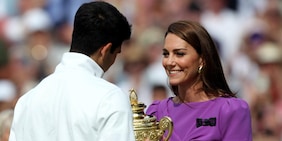 Wimbledon, una sorridente Kate Middleton premia Alcaraz