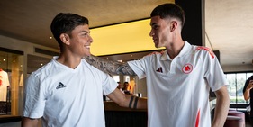 Soulé, le prime foto con la maglia della Roma: il saluto a Dybala e De Rossi