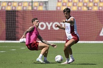 Roma, Dybala si allena con la squadra a Trigoria: ore di attesa per il suo futuro