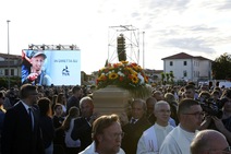 Funerali Sammy Basso, lacrime e commozione: migliaia di persone in piazza a Tezze sul Brenta