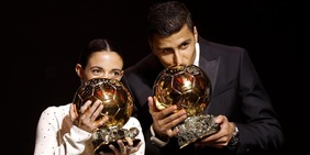 Pallone d'Oro 2024, Rodri e Aitana Bonmati emozionati baciano il trofeo