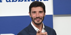 Lotteria Italia, l’estrazione in diretta e i premi ad Affari Tuoi con De Martino