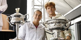 Sinner e Sabalenka insieme con i trofei dell'Australian Open: che show a Melbourne