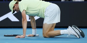 Brivido Sinner, scivola nel primo set della semifinale contro Shelton in Australia