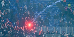 Paura all'Olimpico, lancio di petardi tra tifosi dell'Eintracht e quelli della Roma