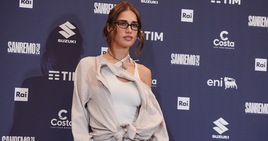 Clara con gli occhiali da vista incanta i fotografi a Sanremo