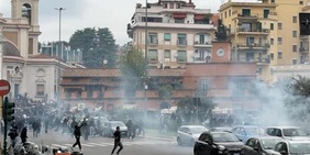 Derby Lazio-Roma, scontri tra tifosi e polizia prima della partita
