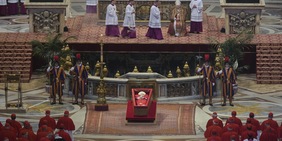 Il feretro di Papa Francesco entra a San Pietro: l'abbraccio di cardinali e fedeli