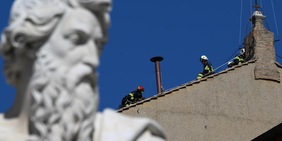 Conclave, montato il comignolo sulla Cappella Sistina