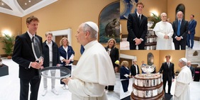 Sinner incontra il Papa in Vaticano: risate, racchette e palline