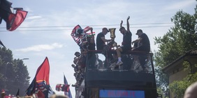 La grande festa del Bologna per la Coppa Italia: il pullman scoperto con la squadra passa tra i tifosi