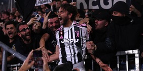 Juve in Champions, ma che fatica: un rigore di Locatelli piega il Venezia che retrocede in B