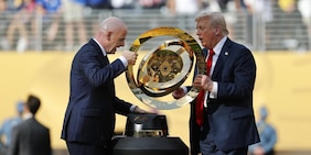 L'ultima gaffe della Fifa: Chelsea beffato da Infantino che lascia il trofeo a Trump