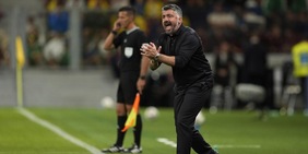 Clamoroso durante Italia-Estonia, spunta un telefono in campo: la reazione di Gattuso è virale