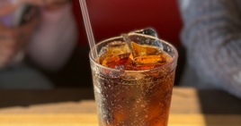 Cosa succede al corpo se si bevono troppe bibite gassate