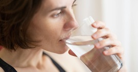 Difficoltà a bere acqua? Il trucco per raggiungere senza sforzo i 2 litri al giorno