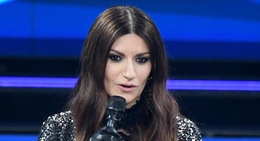 Laura Pausini: "Problemi economici dopo aver venduto milioni di dischi. Non avevo più niente"