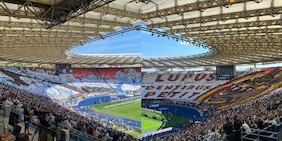 Lazio-Roma, le coreografie accendono il derby: spettacolo da brividi nelle curve