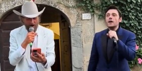 Jovanotti e Tiziano Ferro cantano insieme ad un matrimonio, ospiti scatenati