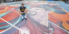 Simone Giannelli in visita al murale celebrativo dei Mondiali