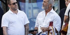 Mel Gibson all'Olimpico con la sciarpa della Roma: Gasperini ha un tifoso speciale in tribuna