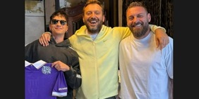 De Rossi, Ultimo e Cremonini insieme dagli Oasis. E spunta un regalo speciale