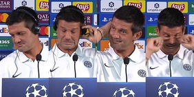 Chivu stordito in conferenza per colpa delle cuffie: "Ma che roba è questa! Vaffan..."