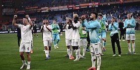 Una Lazio arrabbiata cancella il derby e travolge il Genoa: l'attacco di Sarri funziona