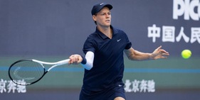 Sinner in finale a Pechino: battuto De Minaur in tre set