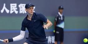 Preoccupazione per l'infortunio di Sinner, si tocca il muscolo: cosa è successo