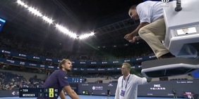 Medvedev cammina in campo dopo un infortunio. L'arbitro lo richiama e lui esplode: "Ma chi sei te?"