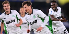 Il Sassuolo vince a Verona, bis di Grosso: decide Pinamonti, ancora a secco Zanetti