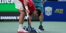 Il gesto da signore di Djokovic al raccattappalle dopo aver vomitato in campo fa il giro del mondo: "Lascia stare..."