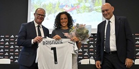 Brignone ospite della Juve a Vinovo: c'è una maglia speciale per Federica