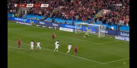 Pazzesco Haaland, sbaglia due rigori di fila come Dovbyk: la fotosequenza