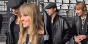 Damiano David e gli ospiti speciali al suo concerto a Roma: tra il pubblico ci sono Victoria e tutti i Maneskin