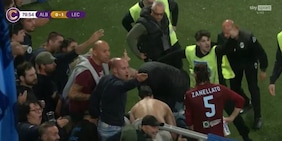 Albinoleffe-Lecco, tragedia sfiorata: due tifosi cadono da una balaustra. Partita sospesa e paura in campo