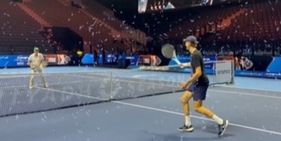 Sinner e la battuta al giornalista: “Vuoi palleggiare con me? Ma io non sono più…”. Poi scendono in campo e finisce cosí