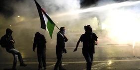 Clima surreale durante Italia-Israele: in campo si gioca (quasi) nel silenzio, fuori gli scontri