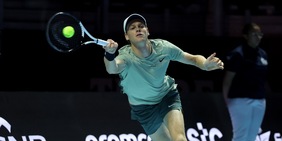 Six Kings Slam, Sinner travolge Tsitsipas: ora la sfida in semifinale con Djokovic