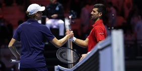 Djokovic avvilito dopo un punto di Sinner: la frase amara rivolta allo staff